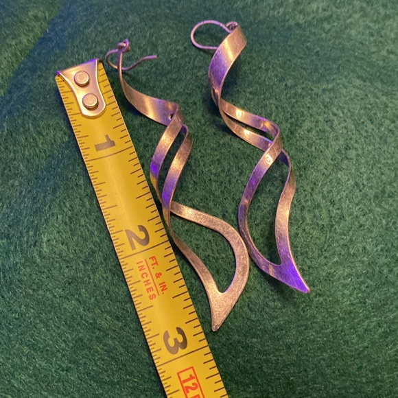 Silver-like metal swirl dangle earrings - Picture 3 of 3